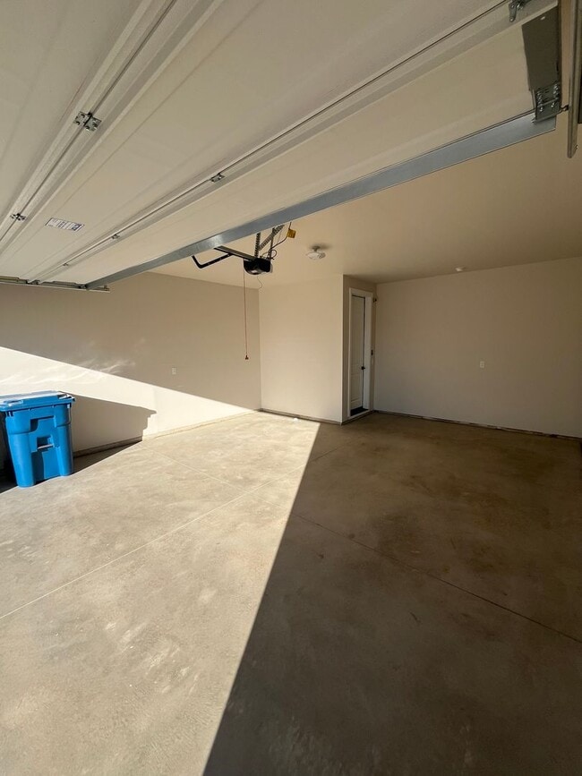 Building Photo - BRAND NEW 3 Bed 2.5 Bath Townhome