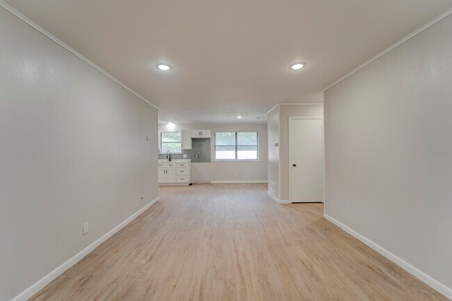 Building Photo - 6461 N Double Springs Rd