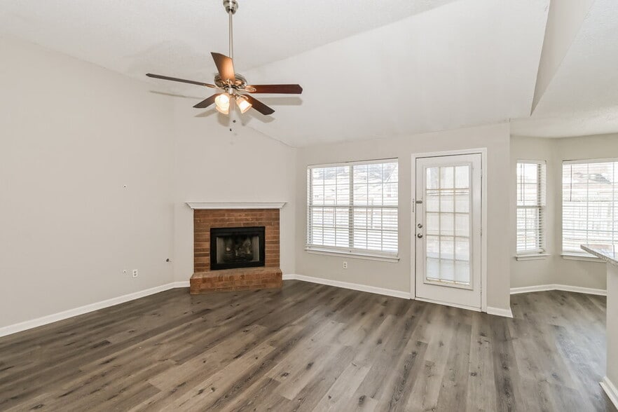 Building Photo - 7550 Roundleaf Dr