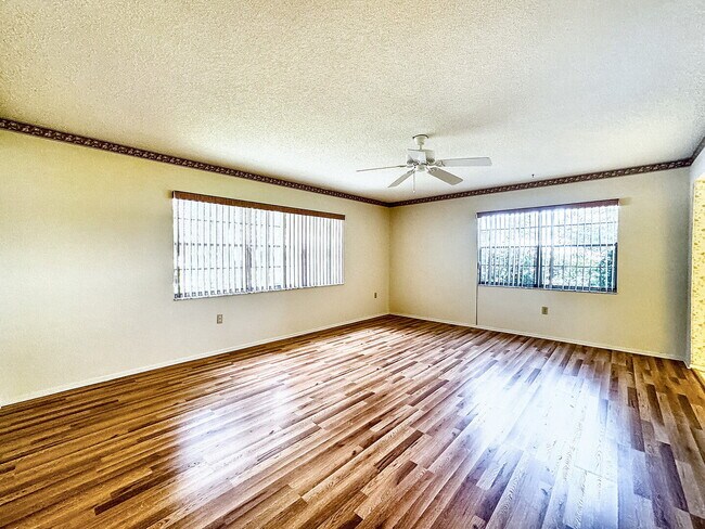 Building Photo - "Charming 2-Bedroom Oasis with 2 Full Bath...