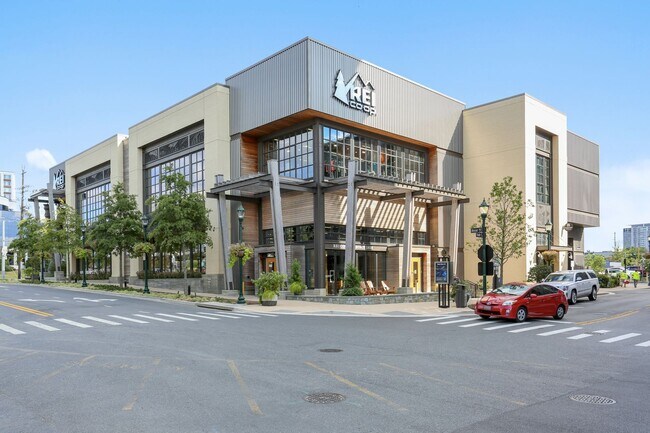 Building Photo - Luxury 2BD/2BA in The Gallery - Across fro...