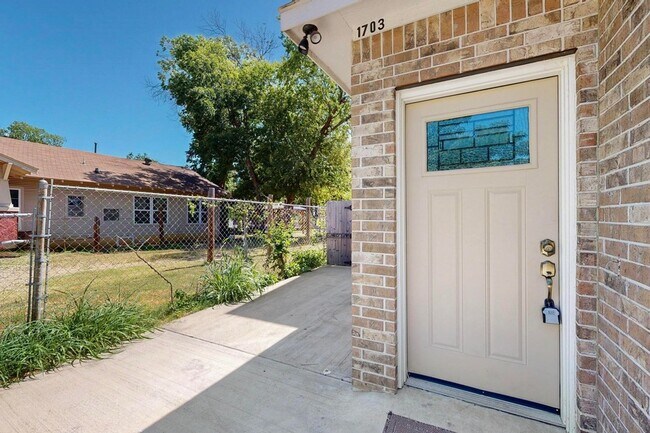 Building Photo - 1703 Ash Crescent St