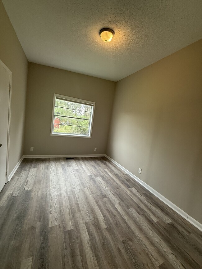 Building Photo - 913 Daniel Cir