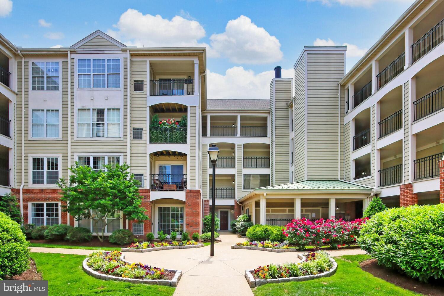 Building Photo - 1100 Quaker Hill Dr