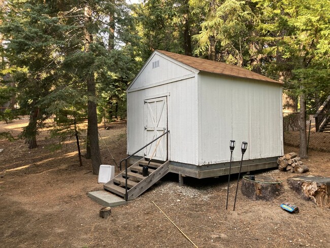 Building Photo - Charming Chalet!