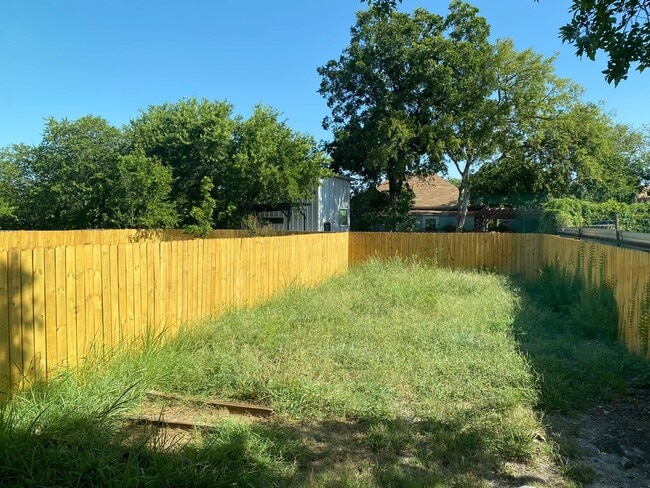 Building Photo - 3-Bedroom Duplex
