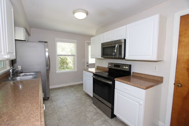 Building Photo - 3 Bed 1 Bath House