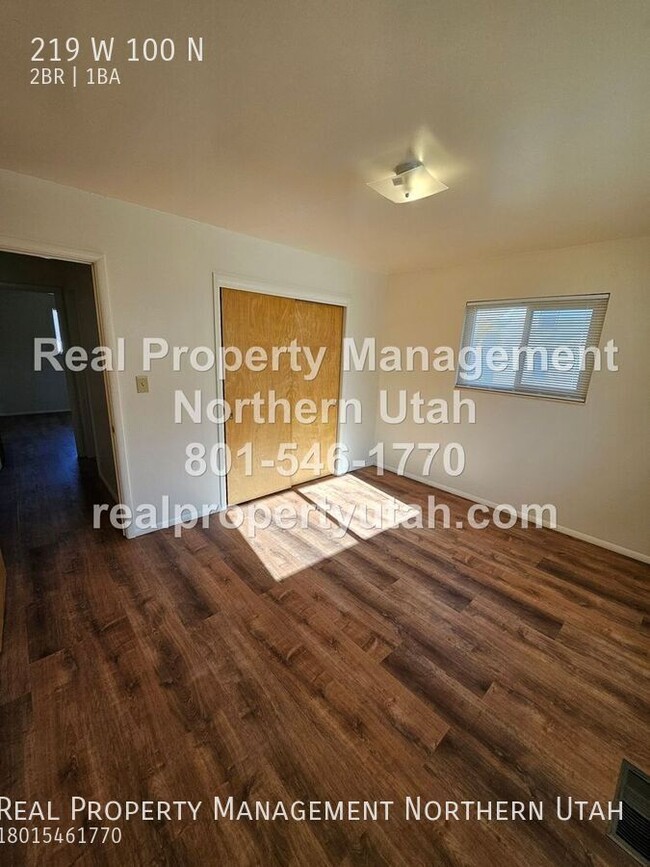 Building Photo - 2 Bedroom 1 Bath Upstairs Apartment in Bri...