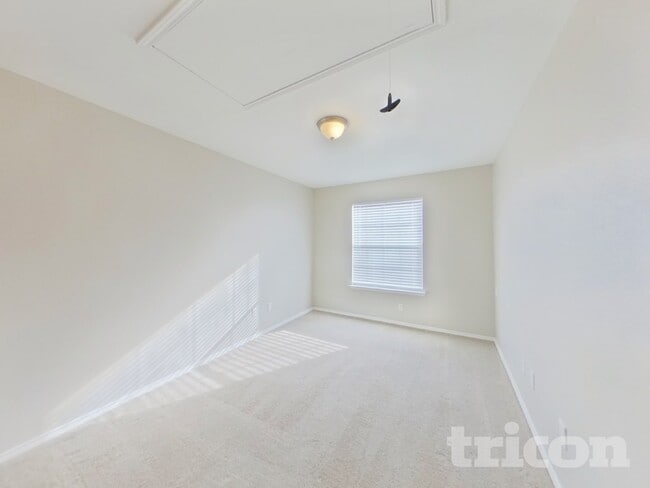 Building Photo - 1028 Glencrest Dr