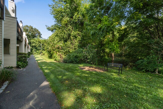 Building Photo - 8 Rose Ln