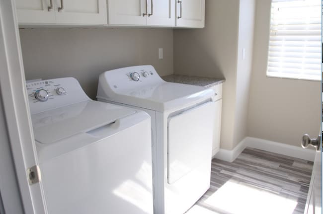 Building Photo - Blackhawk Townhome! End Unit!!