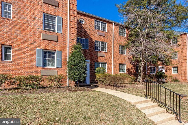 Building Photo - 1716 W Abingdon Dr