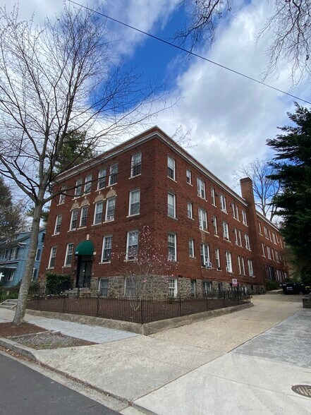 Primary Photo - 3039 Macomb St NW