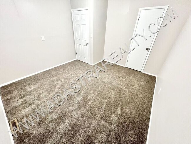 Building Photo - Beautiful 4 Bed Duplex in Independence-Ava...