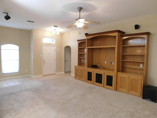 Building Photo - Spacous Southside Split Bedroom Home