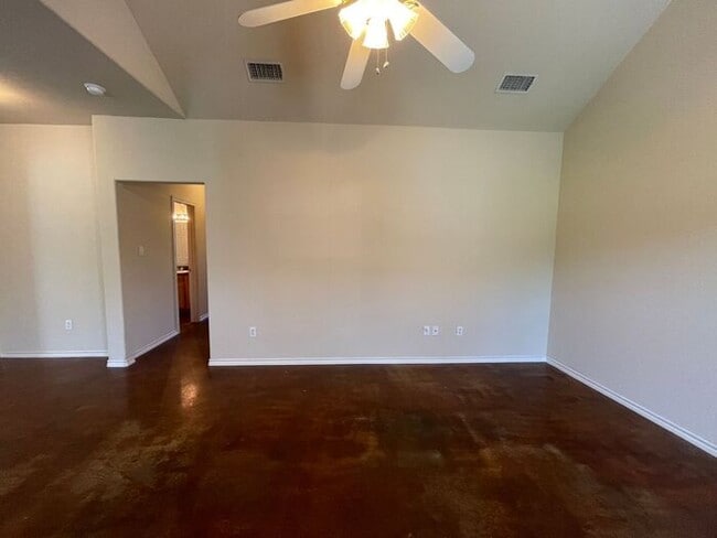 Building Photo - (( SUMMER SPECIAL!!)) Lovely 3/2 Duplex Ho...