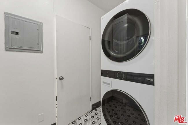 Building Photo - 1335 Redondo Blvd