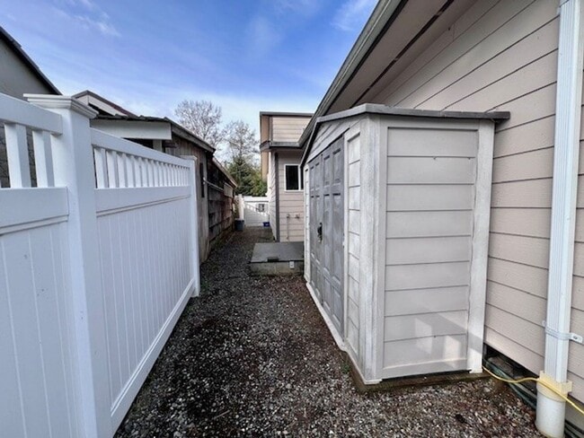 Building Photo - Fully Furnished Short Term Rental Right on...