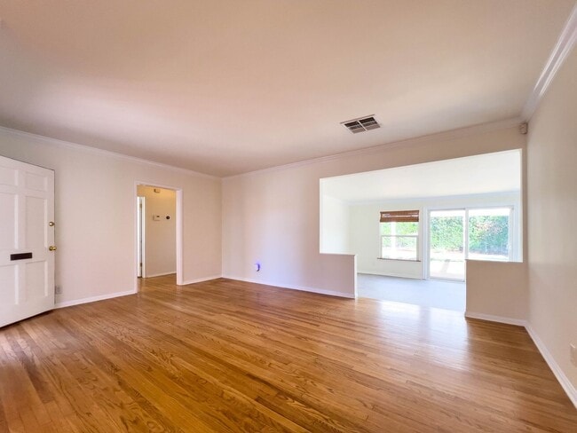 Building Photo - Spacious 3BR Home near Lake Balboa!