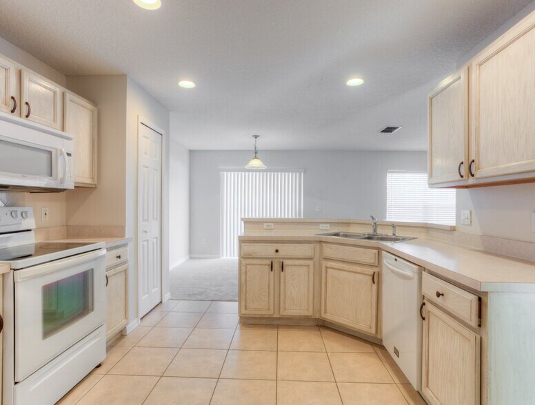 Building Photo - 2217 Heathwood Cir