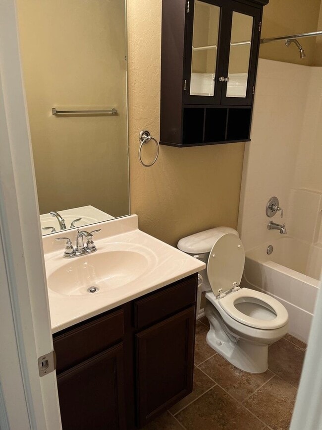 Building Photo - Available Now! - 3 bedrooms 2.5 bath