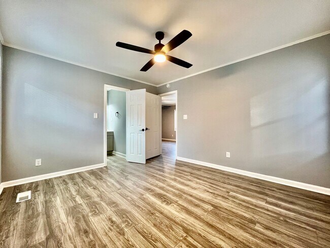 Building Photo - Newly Remodeled Duplex in Macon - Housing Voucher Eligible