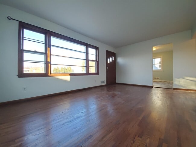 Building Photo - 2004-16 1/2 16 1/2 St NW