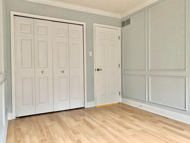 Building Photo - MUST SEE! End Unit, Electric Fireplace, Gr...