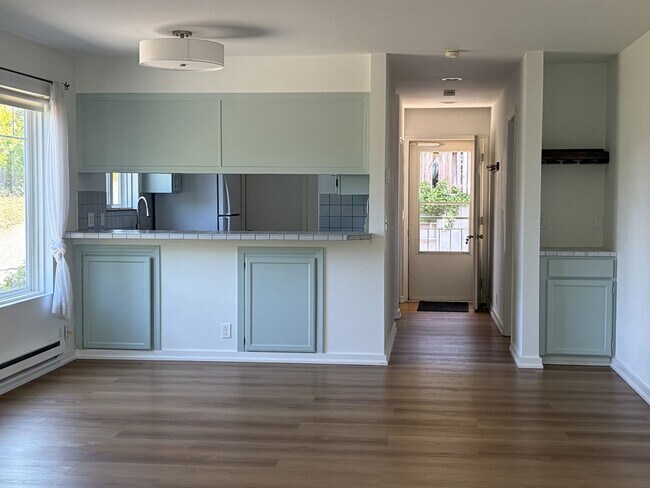 Building Photo - **Bright & Updated 2-Bedroom Condo with Water View in Friday Harbor!**