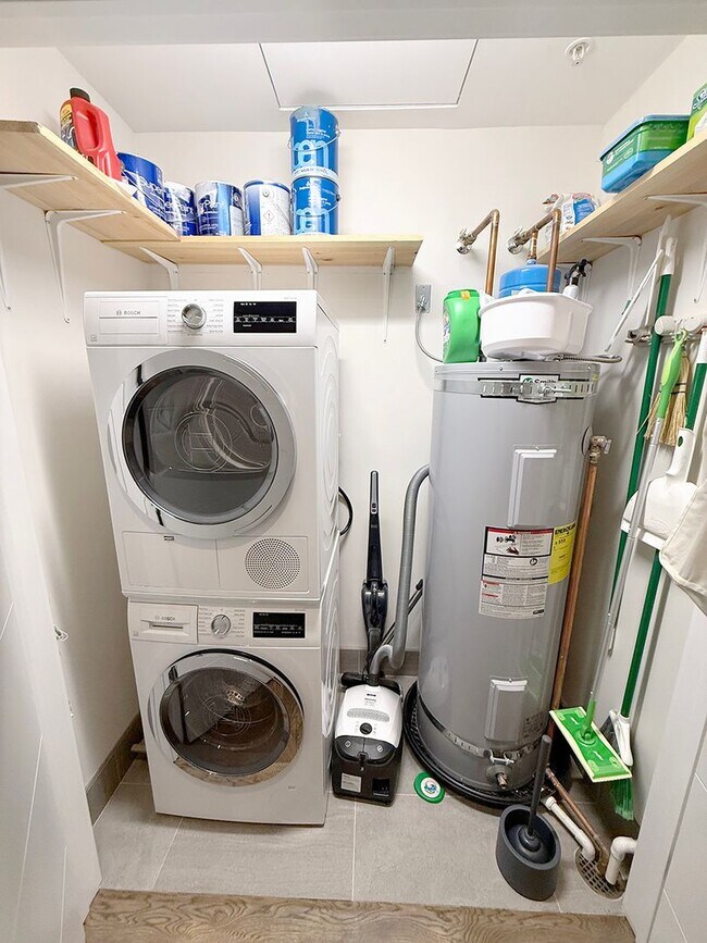 Building Photo - Downtown Luxury Condo Available Furnished or Unfurnished, with Parking