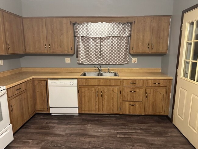 Building Photo - Spacious 3 BR/2 BA in nice north-side culdesac!