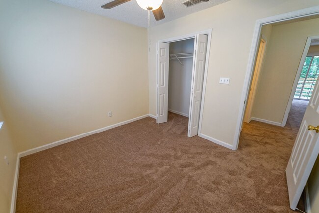 Building Photo - Super Cute 3 bedroom 3 bathroom townhome o...