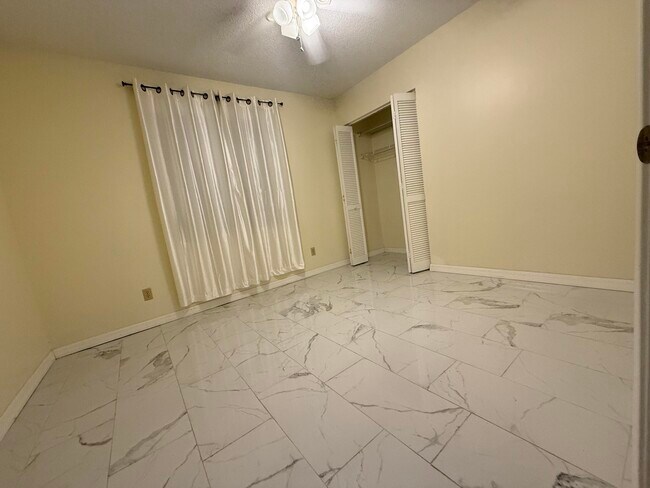 Building Photo - 1200 SE Parkview Pl