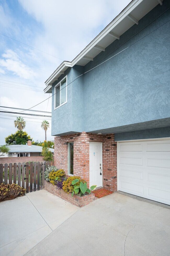 Building Photo - Contemporary New home in Monrovia