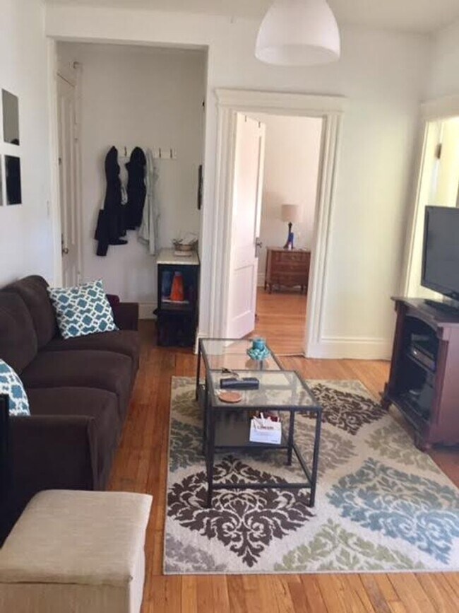 Building Photo - Bright & Spacious 3-Bedroom on Newbury Str...