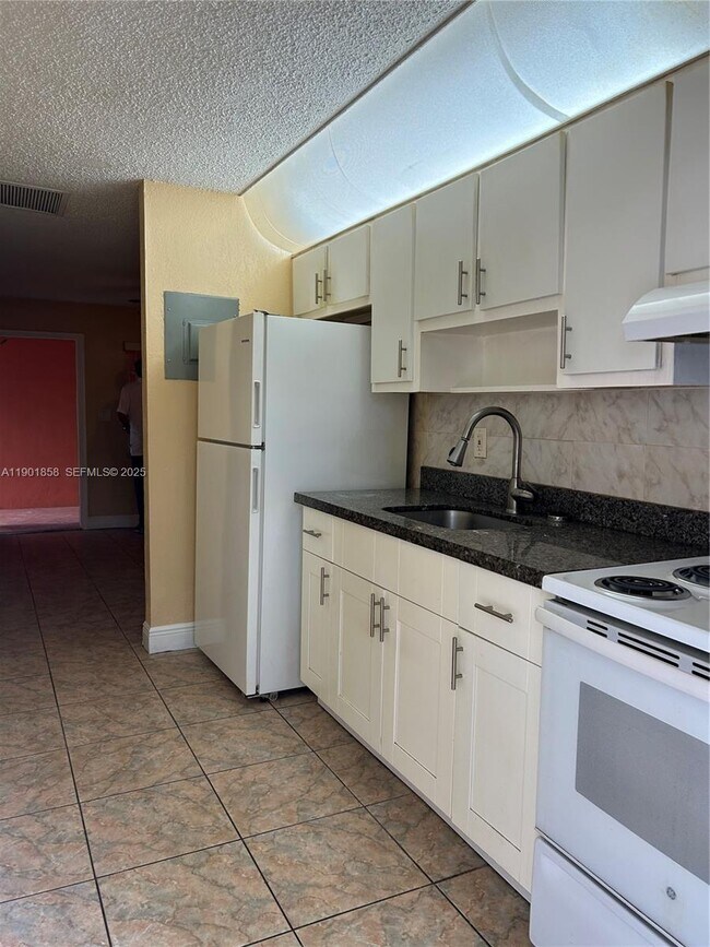 Building Photo - 5200 NW 17th Ct