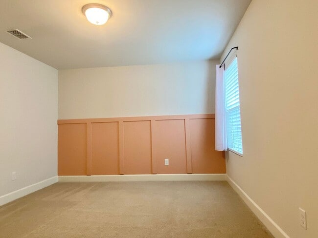 Building Photo - 4 Bedroom, 3 Bath Home w/ 2 Car Garage