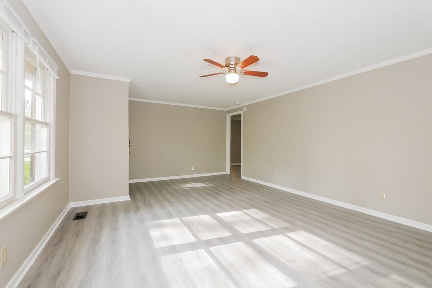 Building Photo - 5434 Lake Dr