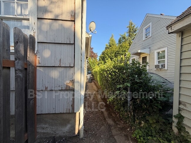 Building Photo - 1435 18th St NE