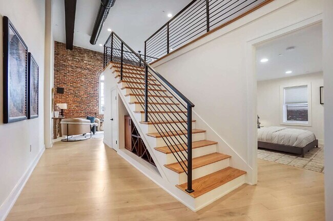 Building Photo - Spacious Elegance: Renovated Theatre! 3-Bedroom Condo with 2.5 Baths in Prime Medford Location!