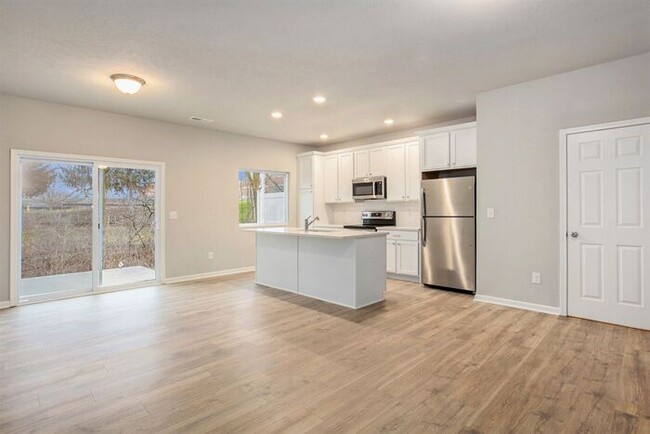 Building Photo - 3520 Welden Dr SW