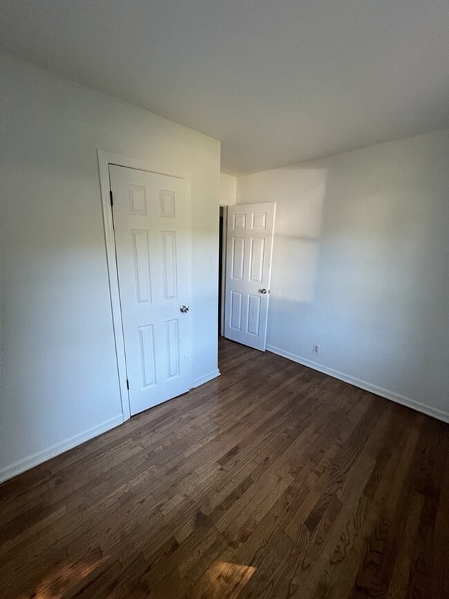 Building Photo - 3 Bedroom 1 Bathroom