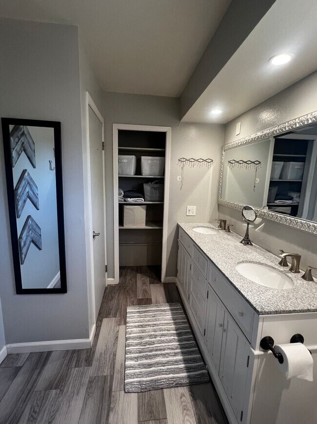 Building Photo - Modern 3 Bed / 2 Bath End Unit Home for Re...