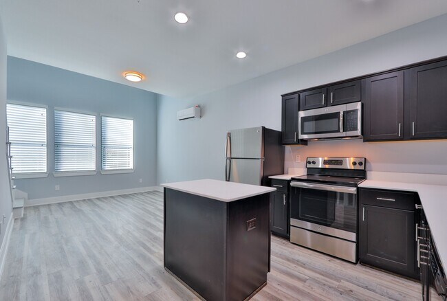 Primary Photo - 715 W 13th St