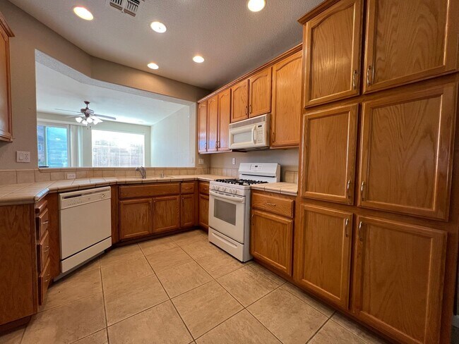 Building Photo - Gorgeous Stonecreek Home!