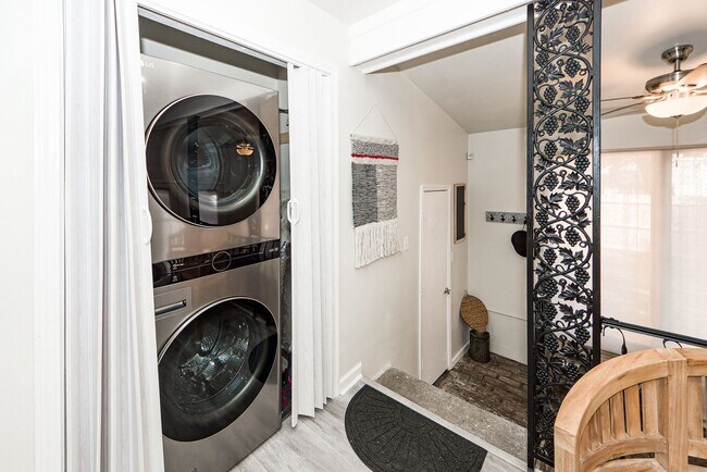 Building Photo - 3 BD 2.5 Bath Charming Home