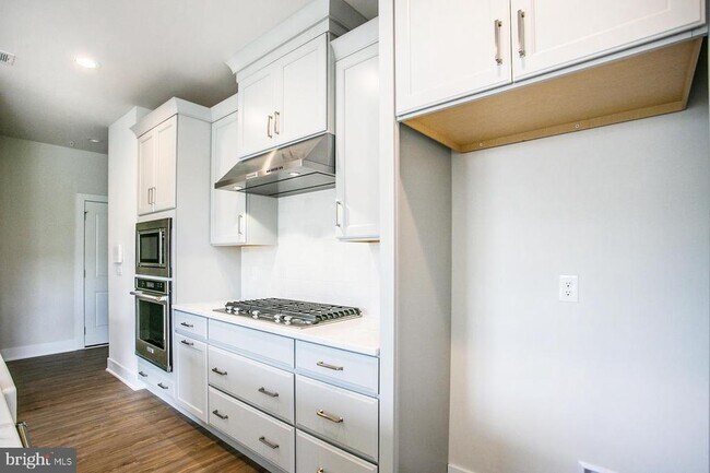 Building Photo - 665 Levering St