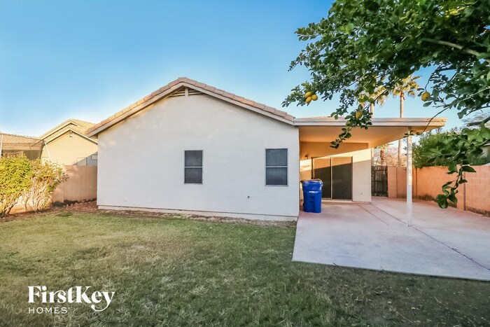 Building Photo - 601 W Elm Ln