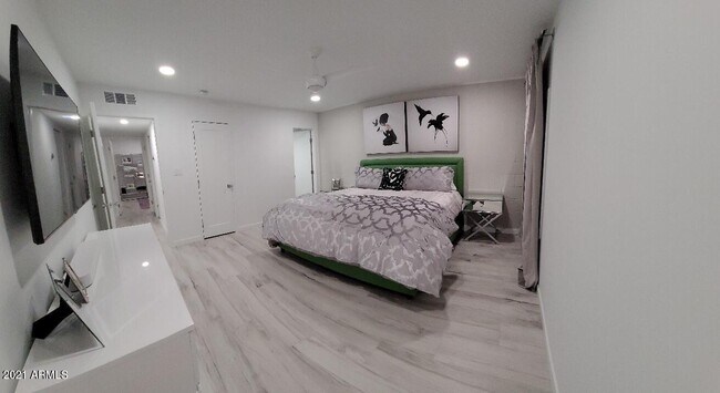 Building Photo - 4201 E Camelback Rd