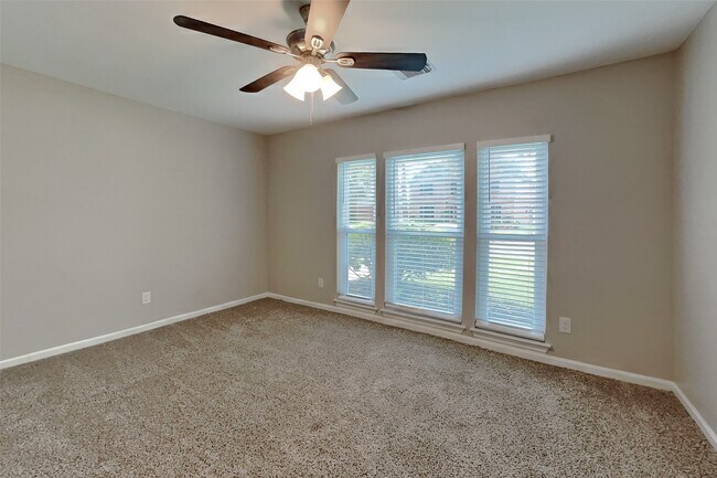 Building Photo - 1315 Forest Hollow Dr